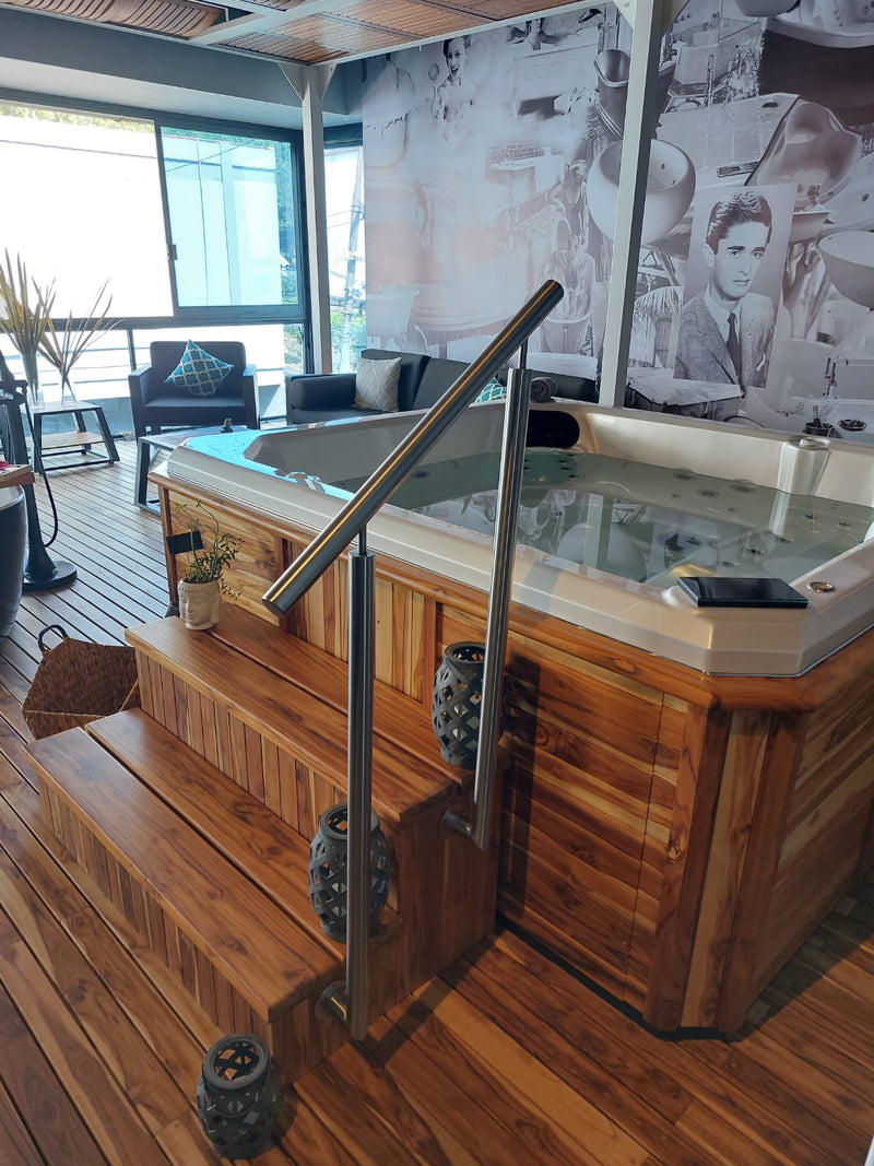 ESCALERA DE MADERA DE TECA CON BARANDAL DE ALUMINIO