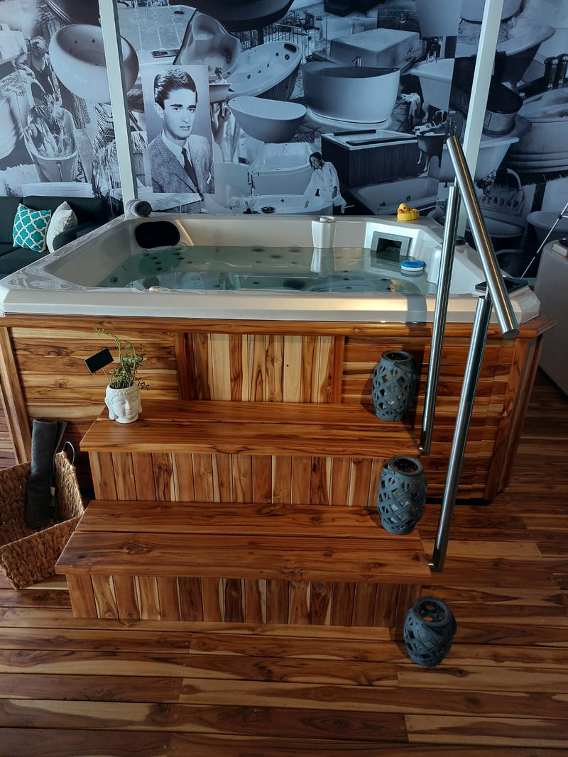 ESCALERA DE MADERA DE TECA CON BARANDAL DE ALUMINIO