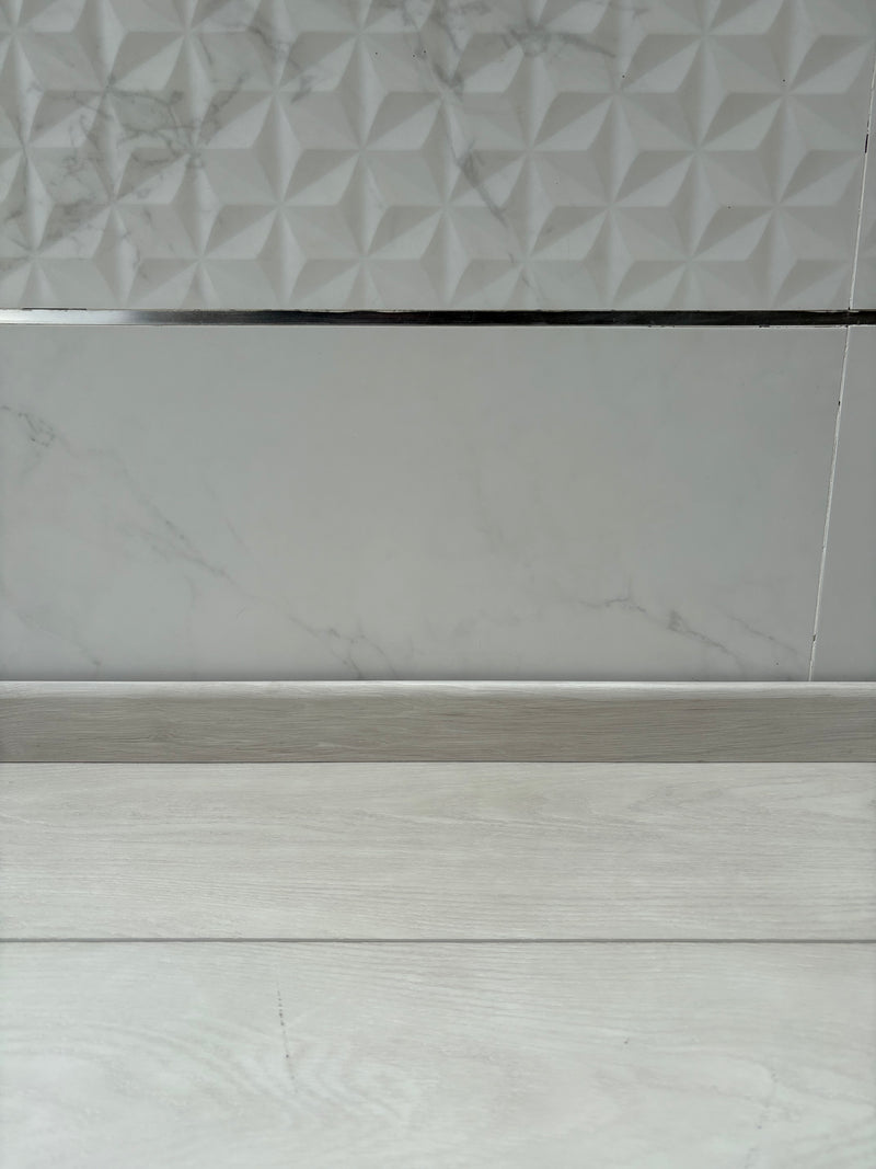 ZOCLO DE MADERA MDF GRIS CLARO  200X6X1.2 CM P6063
